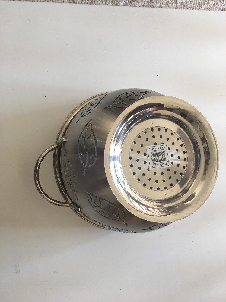 COLANDER LEAF DESIGN STAINLESS STEEL 5 QUART. NEW