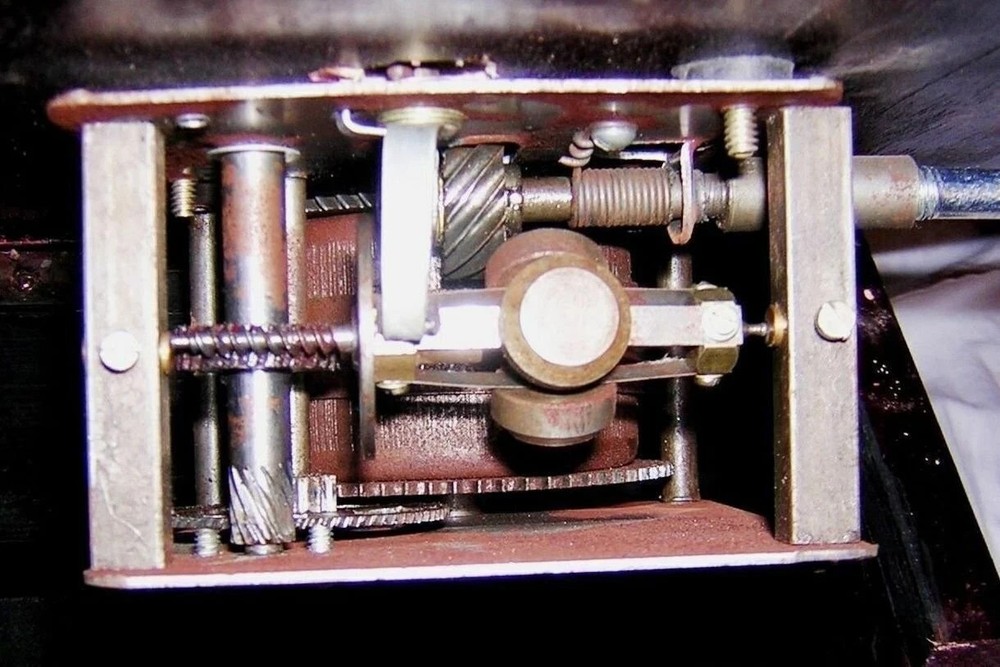 Antique HMV Gramophone Fully Functional working Phonograph, win-up record player