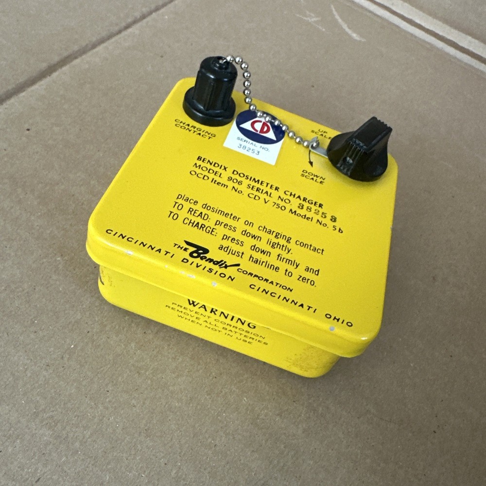 Dosimeter Charger CD V-750 Model 5b + 2 Bendix CD V-742 Dosimeters