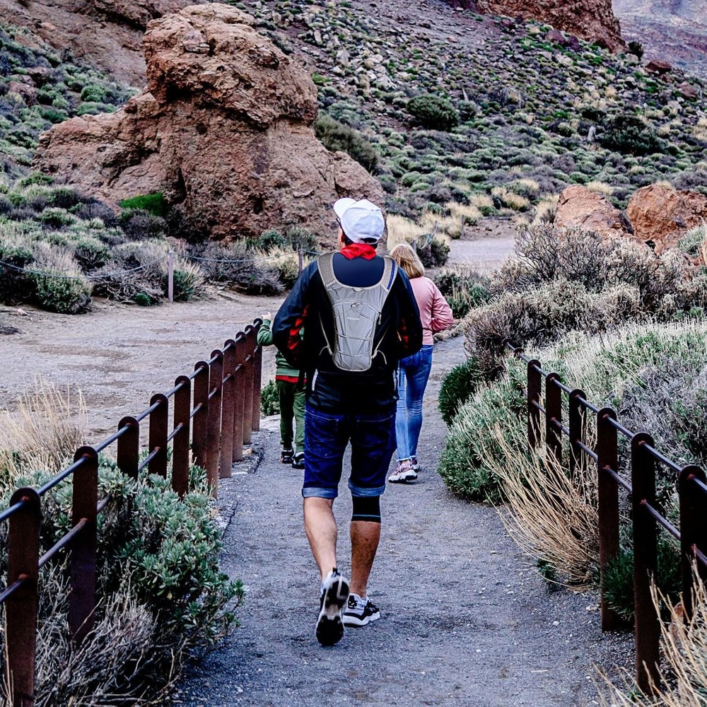 Hydration Backpack with 2L Hydration Bladder Lightweight Water Backpack Climbing