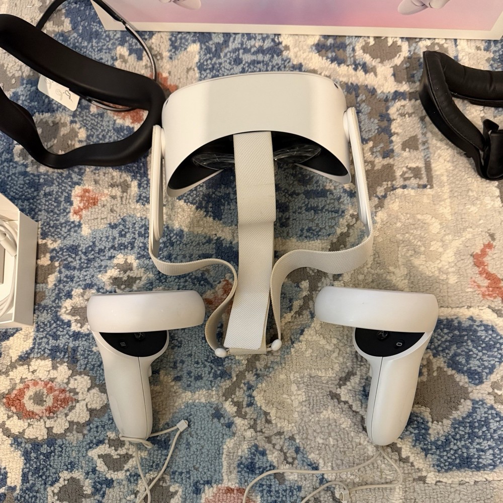 Meta Quest 2 VR Headset 128GB w/ Controllers/Regular Strap/Face Cover- Great