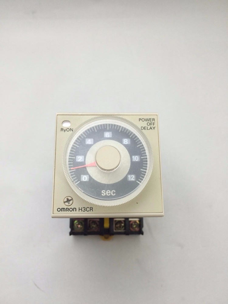 OMRON H3CR-H8L TIMER RELAY W/ P2CF-08 BASE