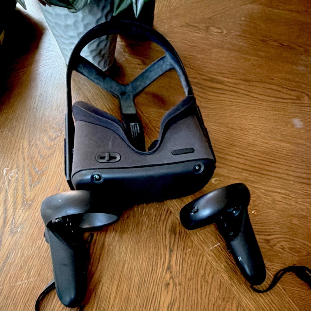 Oculus Quest Black Standalone VR Headset with Controllers