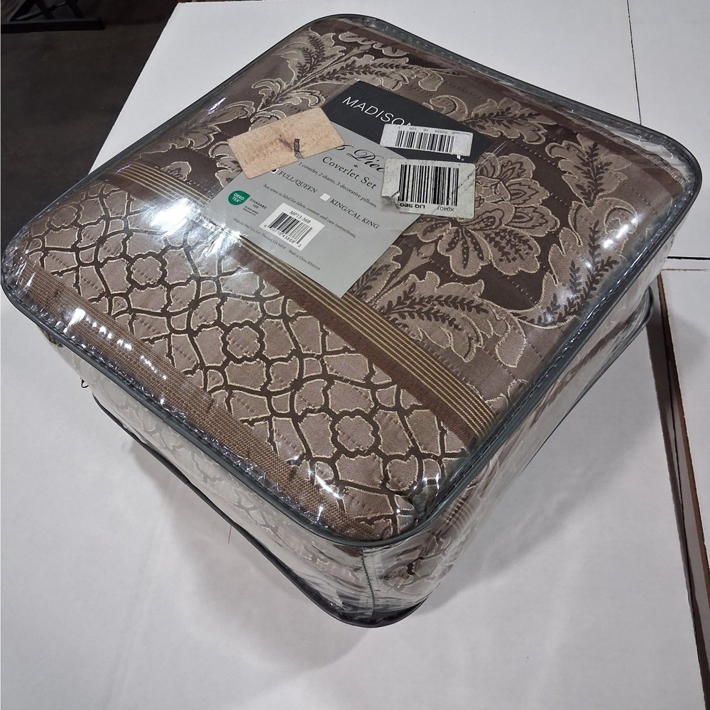 Double/Queen Bedspread Bedding Set Comforter & Sheets, shams Quilt Damask Design