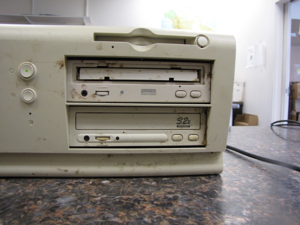 Dell OptiPlex GX110 Intel Pentium III PC Computer - no HD, powers on