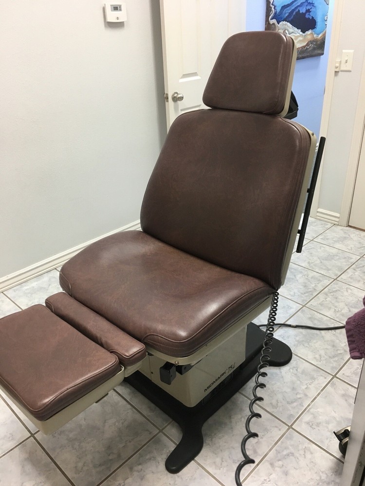 Midmark 75L Exam Chair pristine condition