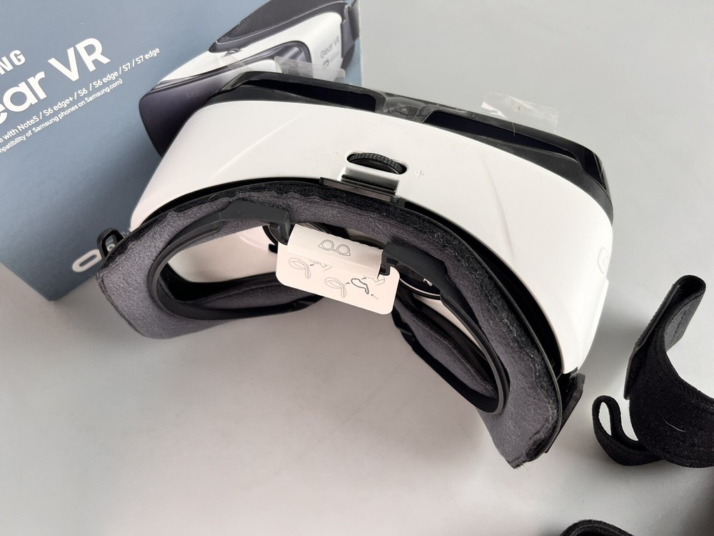 New - Samsung Gear VR powered by Oculus