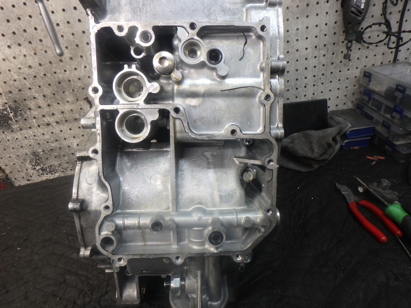 SUZUKI BOULEVARD M109R / VZR1800 06-25 ENGINE CASES P/N 11300-48881