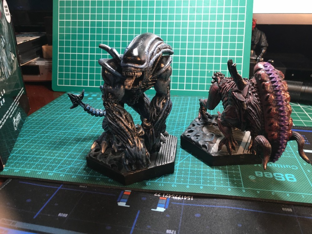 Eaglemoss Aliens "Box Set 4 "Alien vs Predator Video Game Set" opened, displayed