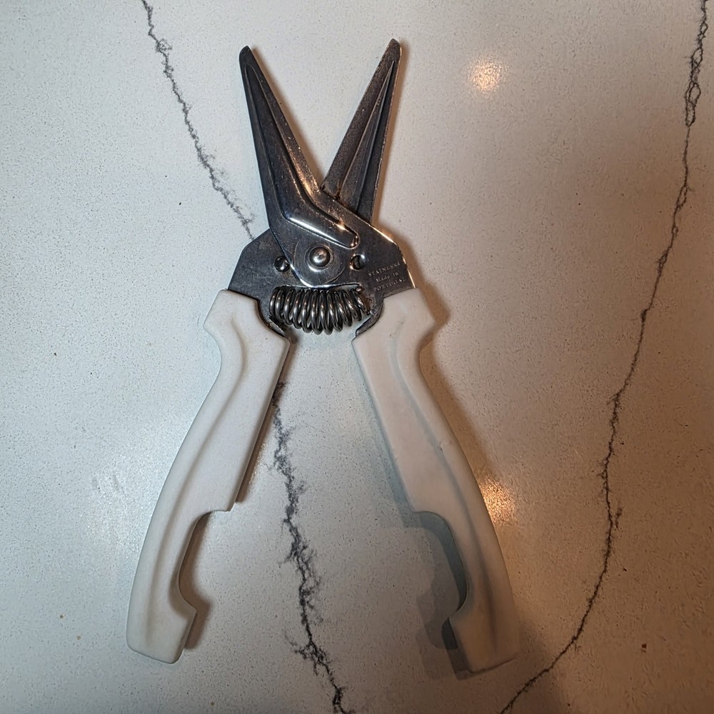 Pampered Chef Multi-Purpose Kitchen Shears/Scissors White 1075 NO HOLDER