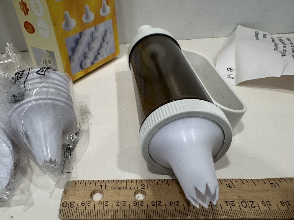 NOS Hand Held Cookie Press Set 24 Decorating Discs 6 Decorating Tips