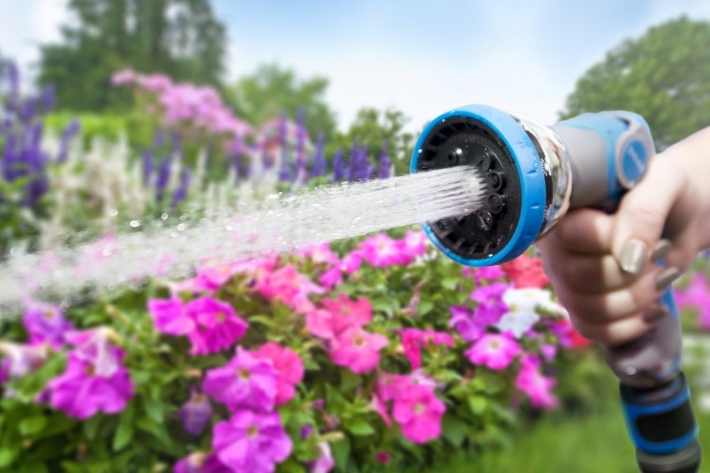 Versatile Garden Hose Nozzle with Comfortable Grip & 10 Watering Patterns