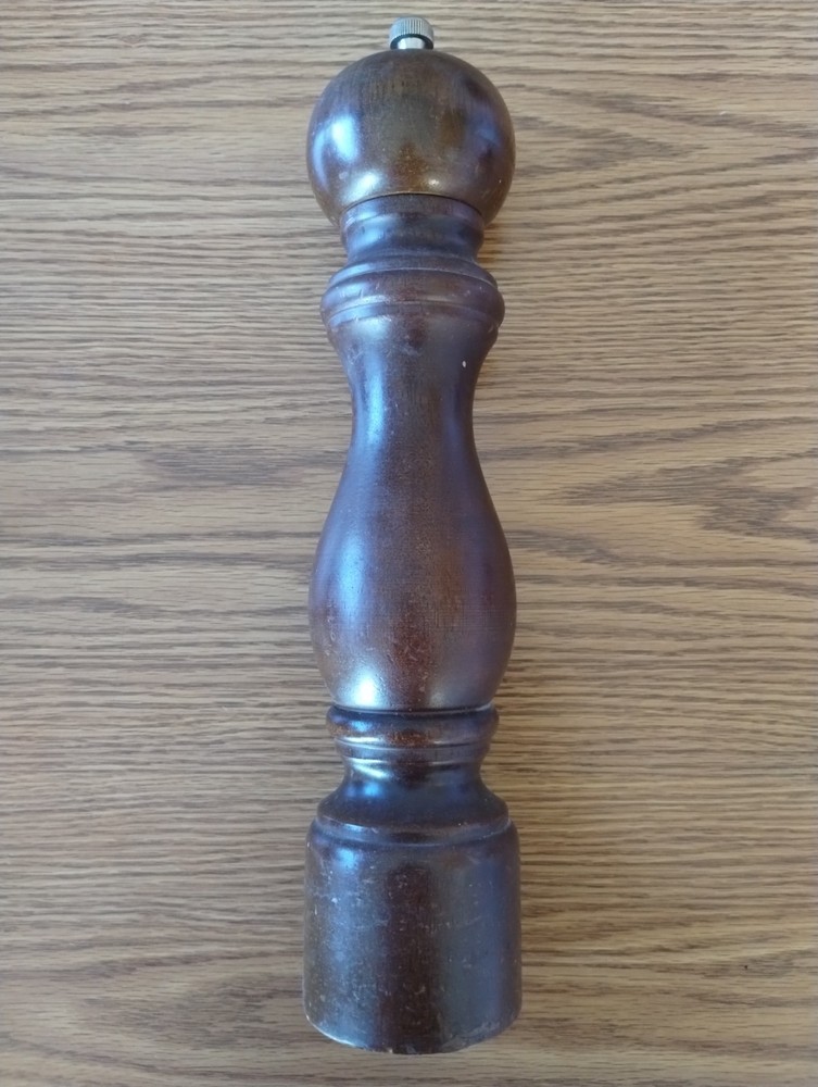 VINTAGE SOLID WOOD PEPPERMILL LARGE WORKS GREAT