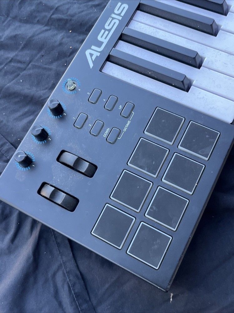 Alesis V61 - 61 Key USB MIDI Keyboard Controller with 8 Backlit Pads ( Untested