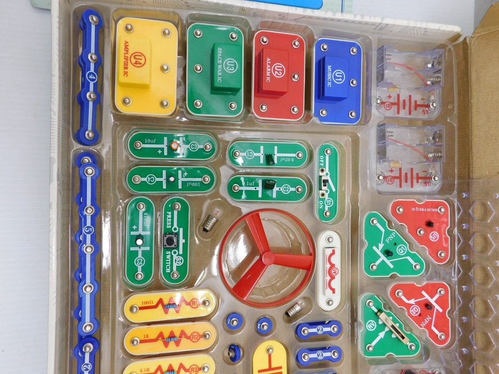 Elenco Electronic Snap Circuits Kit, SC-300, complete, 2007