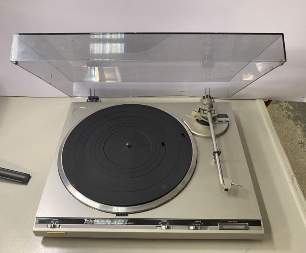 Technics SL-Q300 Quartz Direct Drive Automatic Turntable System *PARTIALLY WORKS