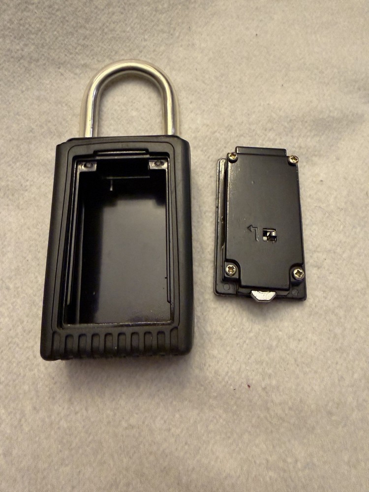 SECURITY KEY LOCKBOX, EUC, 3 letters combo