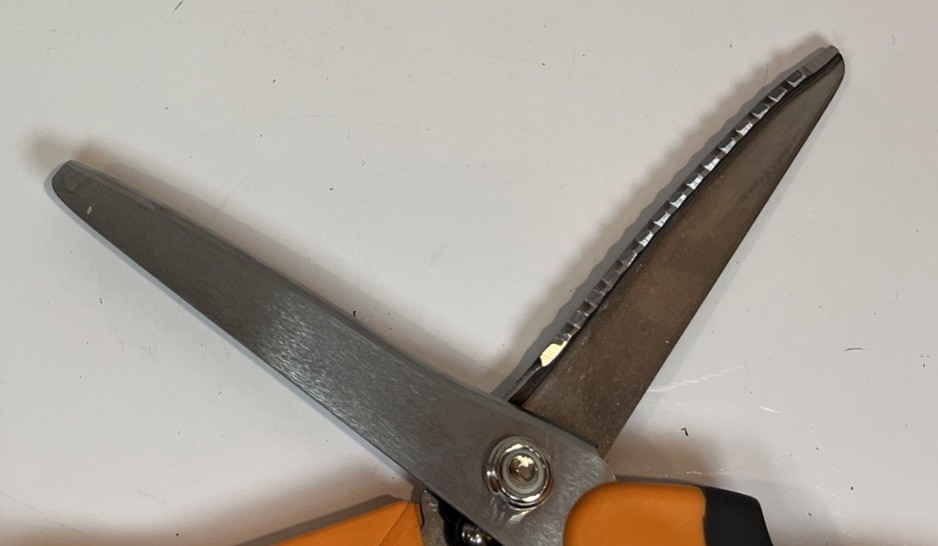 Fiskars 9” Zigzag Pinking Shears Sewing and Craft Scissors