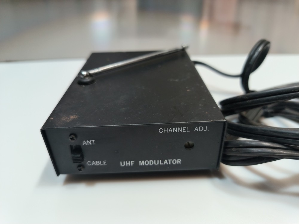 UHF Modulator Model 2090386. Ant / Cable. 120vac, 2w