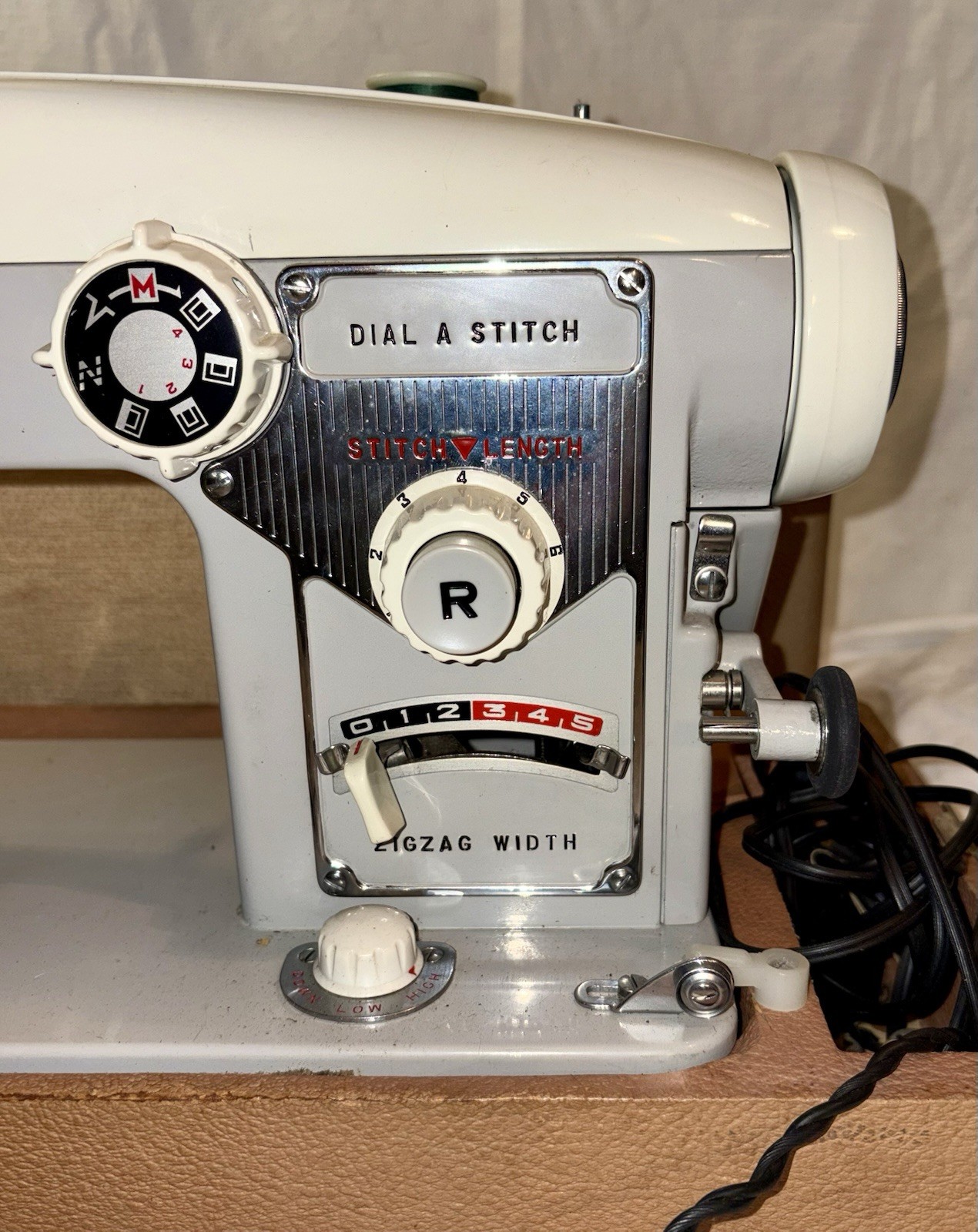 VINTAGE 1967 DOMESTIC ZIG-ZAF DIAL A STITCH MODEL 1665 SEWING MACHINE-WORKS WELL