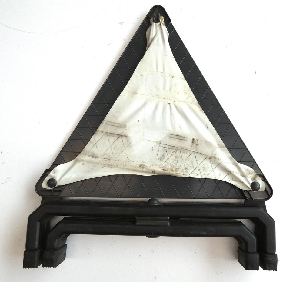 BMW E36 warning triangle folding