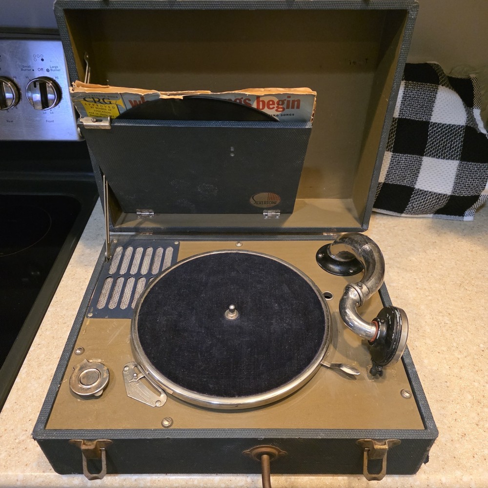 1920s Silvertone Hand Crank Portable Gramaphone