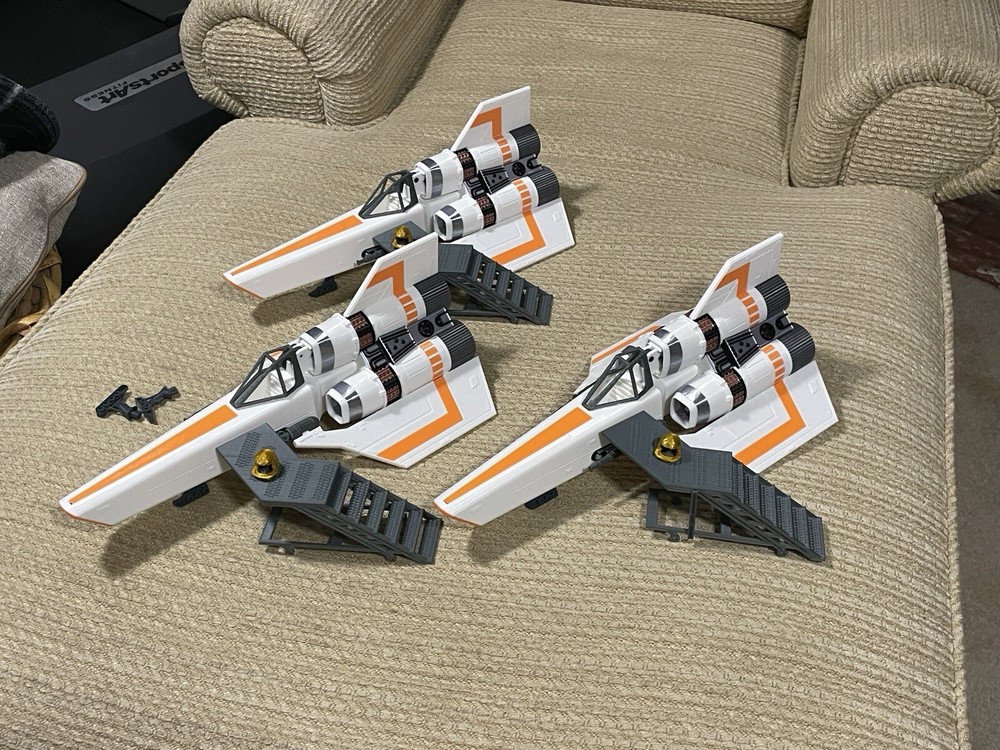 Battlestar Galactica Colonial Viper MK1 3.75" Play Set. Includes Viper, Display