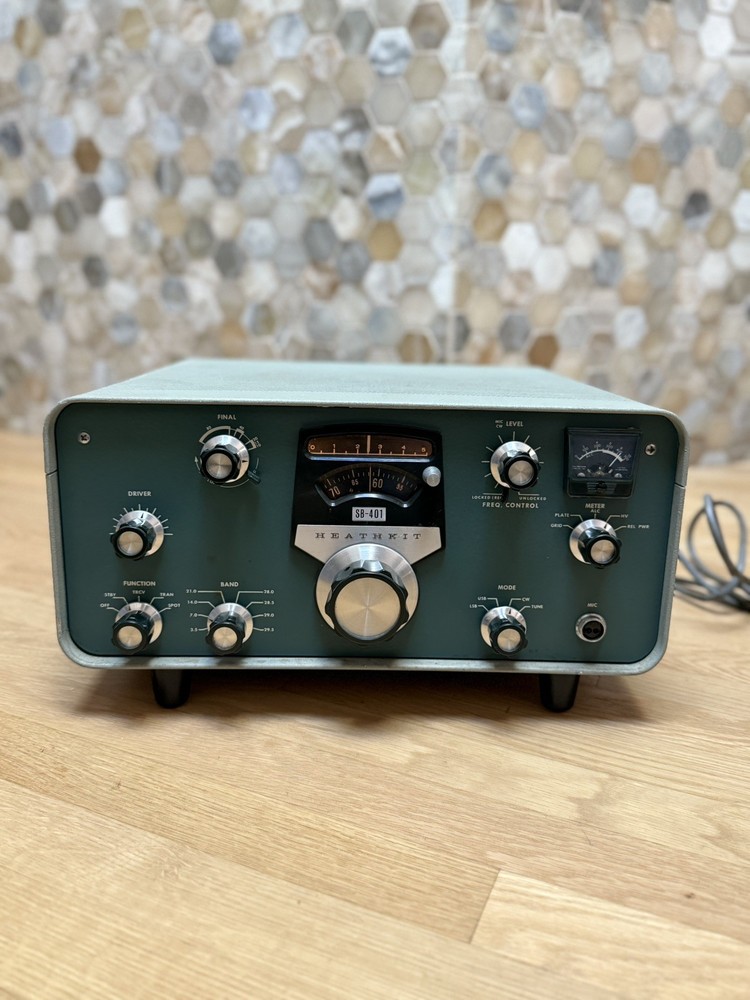 Vtg Heathkit SB-401 - Transmitter Ham Radio POWERS ON (READ)