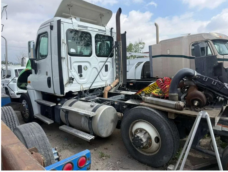 2013 Freightliner Cascadia - Battery Compartment