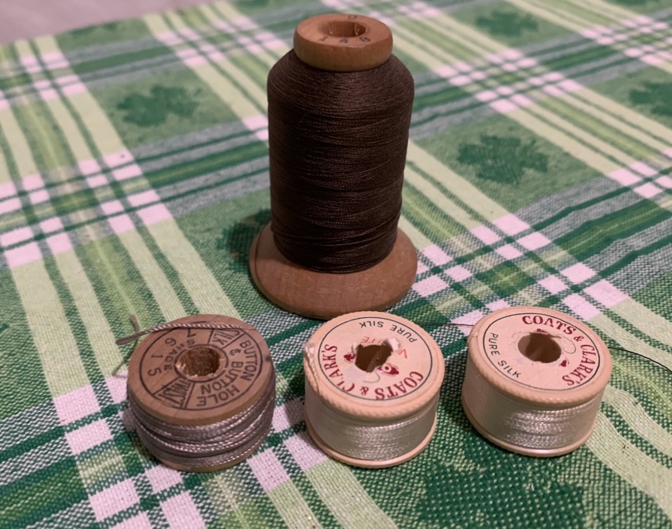 ❤️Vintage Lot Of 4 Spools Of Thread Vintage Mixed Colors As Pictured