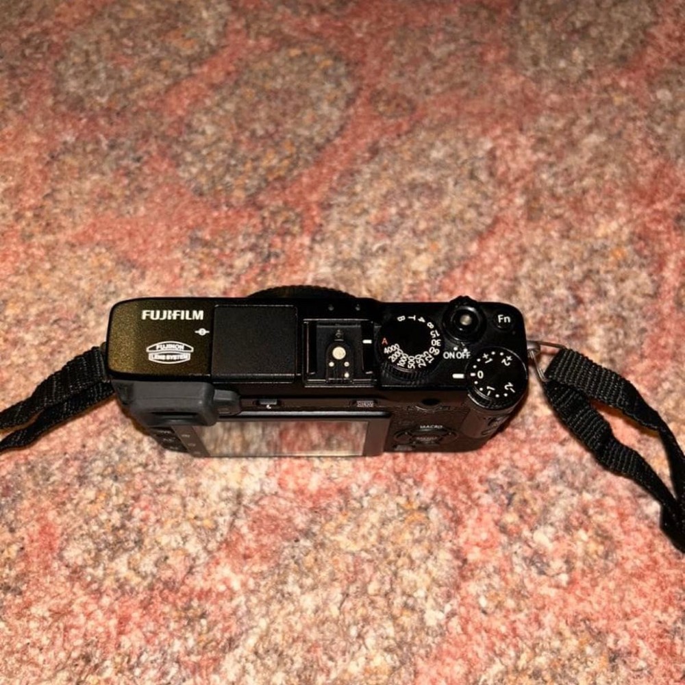 FUJIFILM X-E1 Mirrorless Camera Black