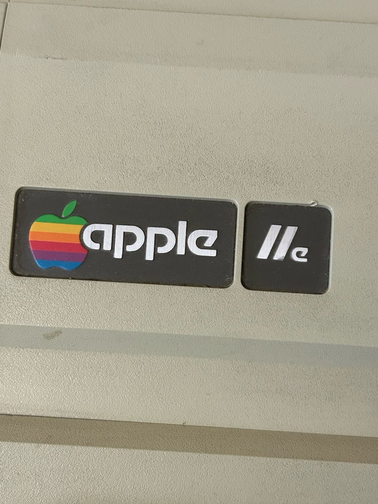 Vintage! 1984 APPLE IIe (A2S2064)COMPUTER **Powers On** Working!! Missing Keys