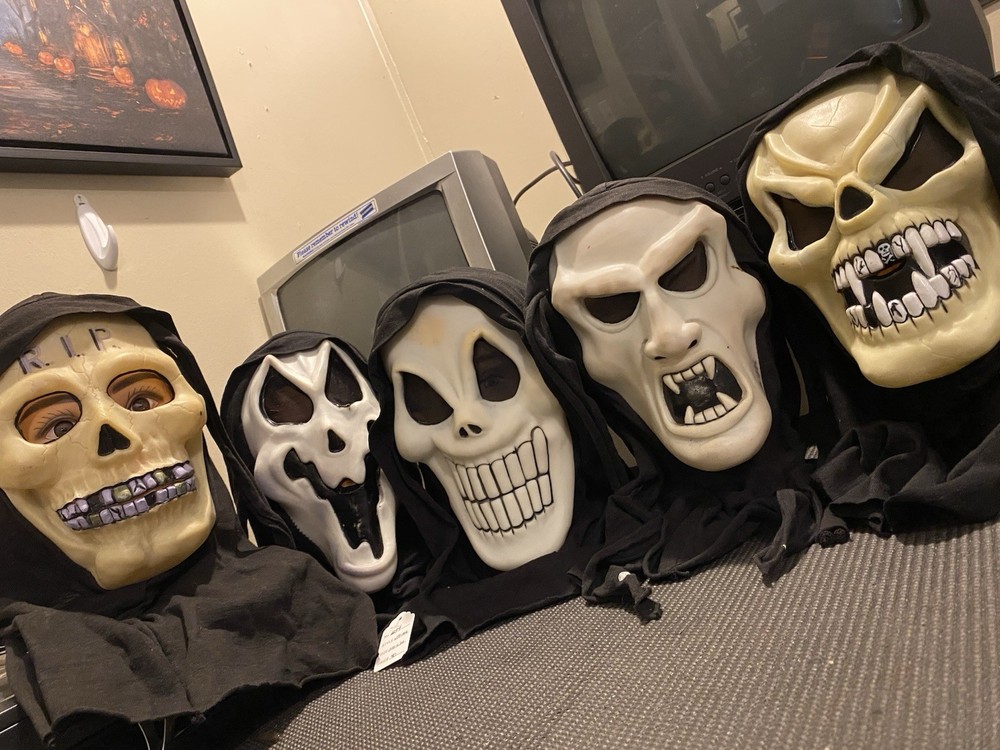 Fun World Div Mask Lot