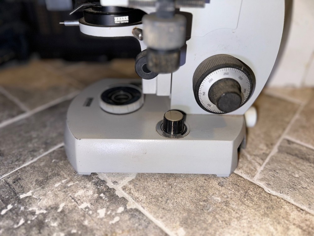 Zeiss Universal Microscope 47 30 15 with objectives