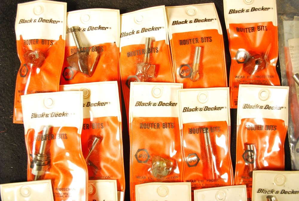 25 BLACK & DECKER ROUTER BITS with 4 TEMPLATE GUIDES / UNUSED STILL PACKAGED
