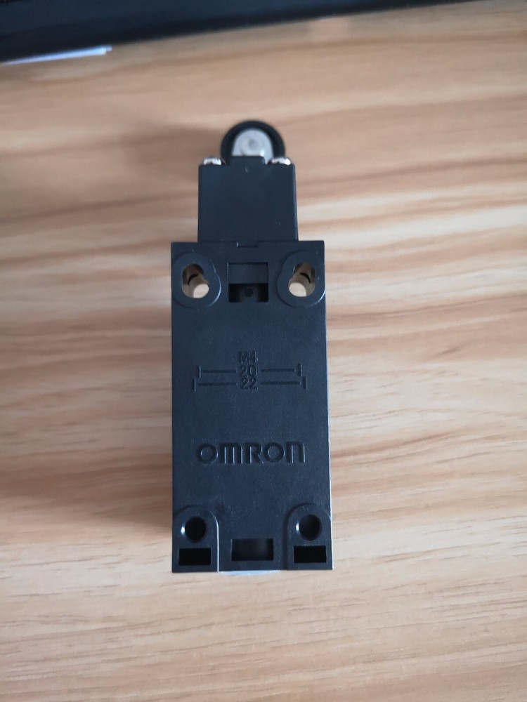 1PCS Omron D4NA-4122 D4NA4122 Limit Switch - New