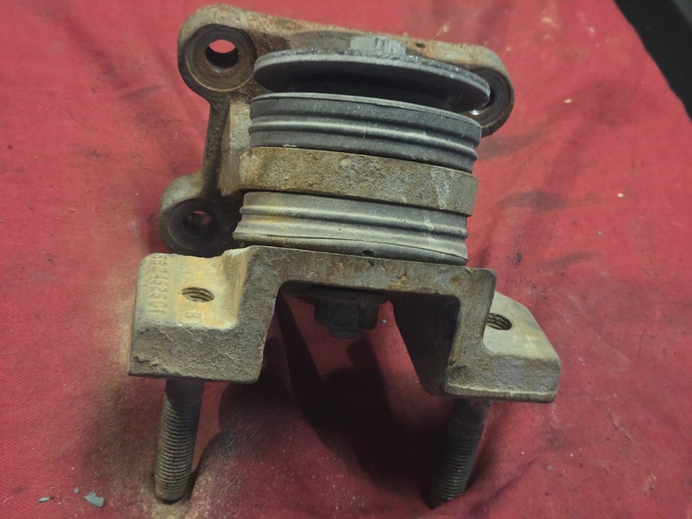 International Maxxforce 13 Engine Front Mount with Bushing 3824527C1, 3824525C1