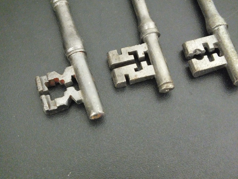 EIGHT ANTIQUE IRON WARDED KEYS .