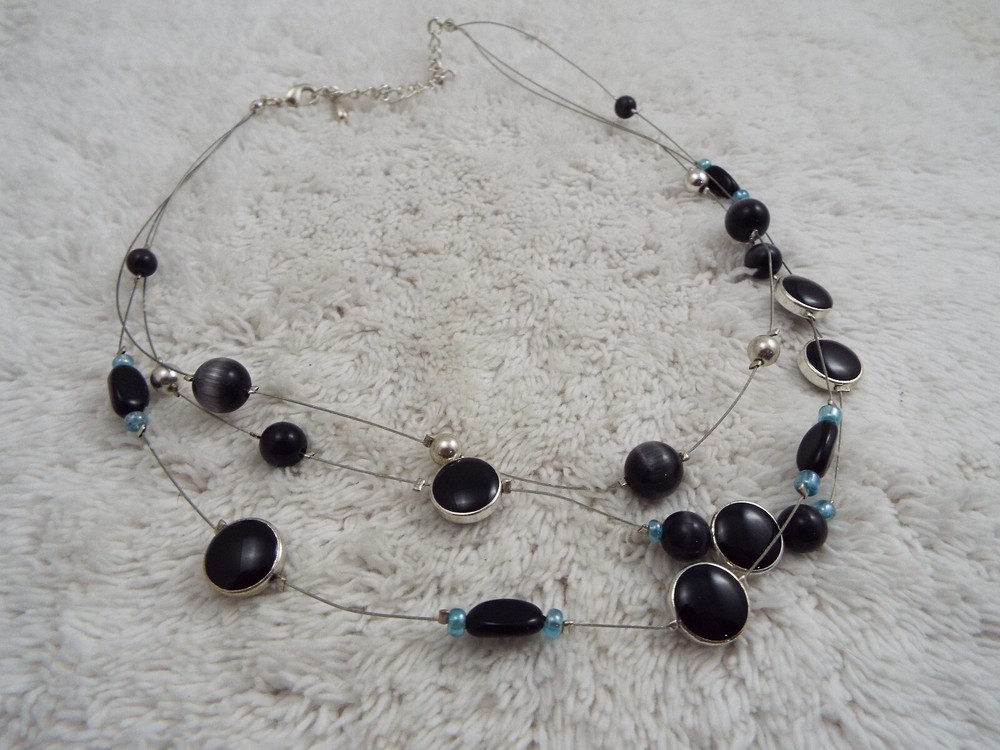 Silvertone Black Bead Wire Necklace (K23)