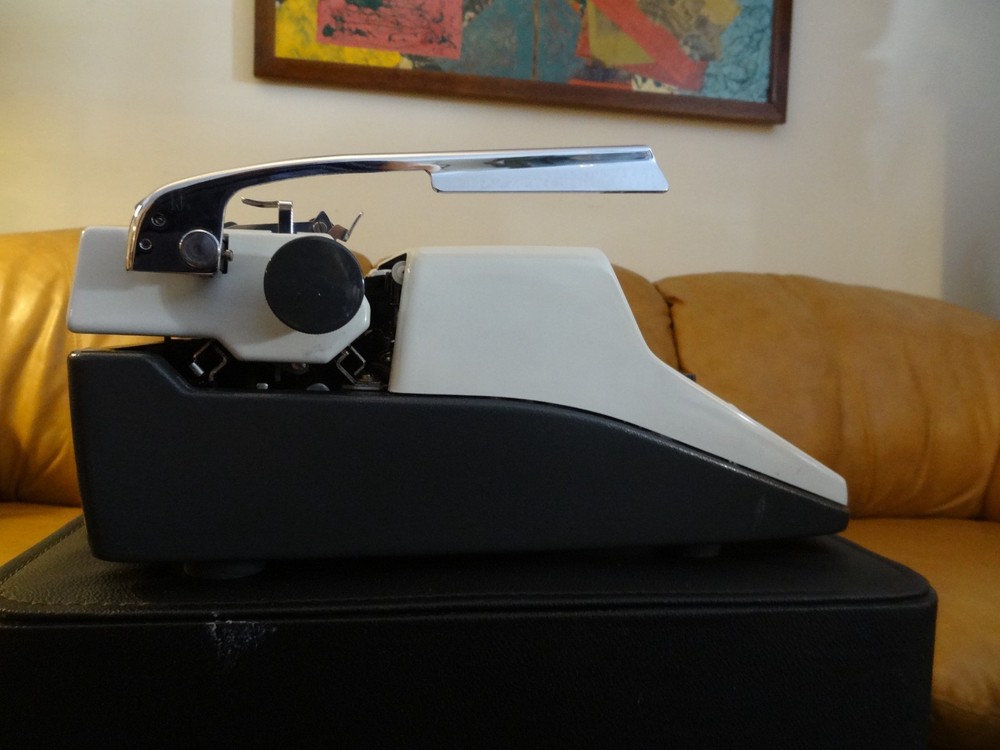 Olympia DELUXE SM9 White Typewriter + Case & Key