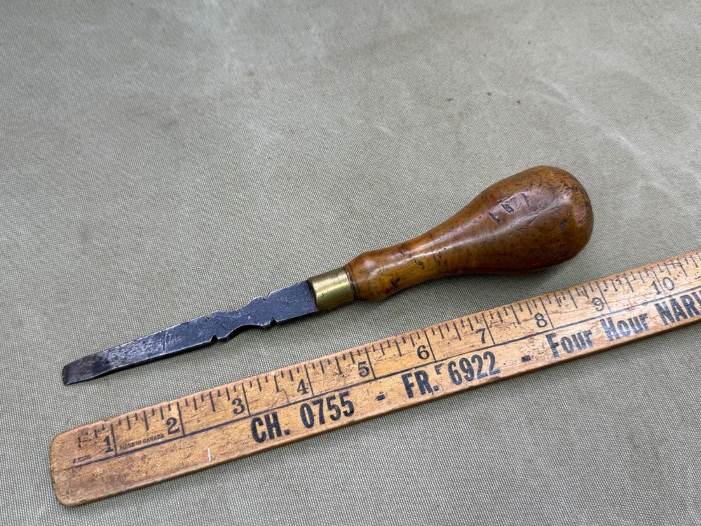 NICE BOXWOOD SCREWDRIVER.               6406