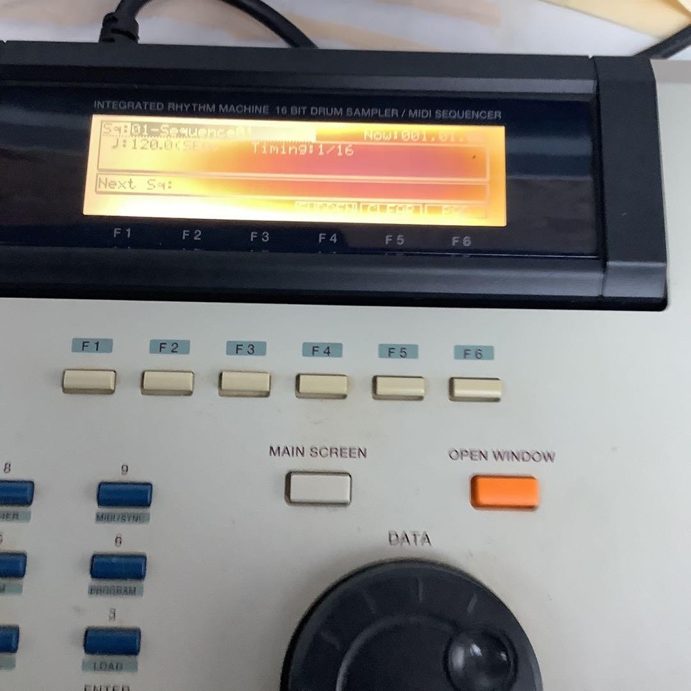 AKAI MPC2000XL sampler