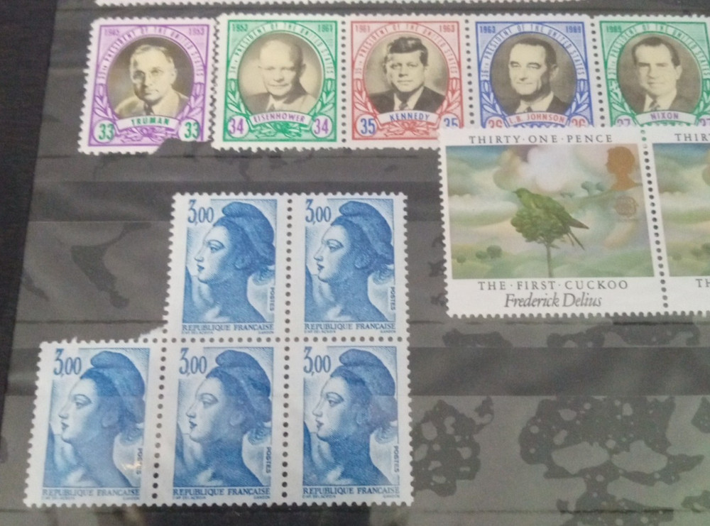 2" 3 ring binder w/ 5 pages of stamps over 100 usable stamps mostly US