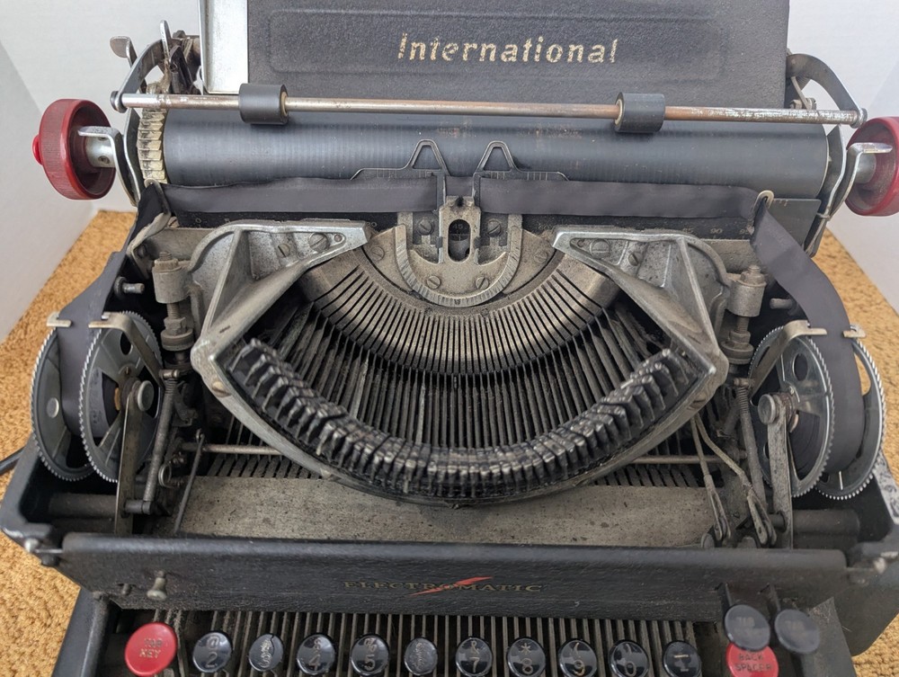 Electromatic Electric Typewriter Model A (1) ?- IBM - works Needs refurbishing