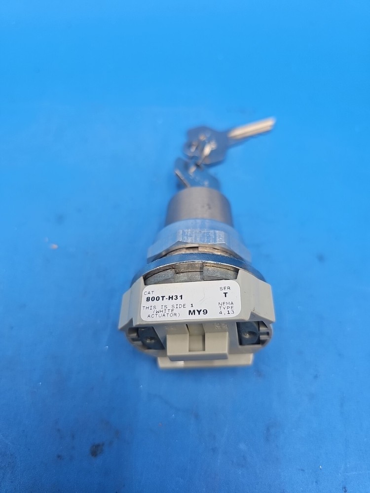 Allen Bradley 800T-H31 Keyed Selector Switch
