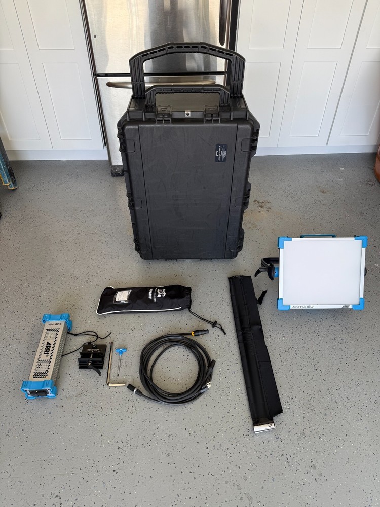 ARRI SkyPanel S30 Basic LED Kit + 40° Grid Wheeled Custom Jason Case VERY CLEAN!