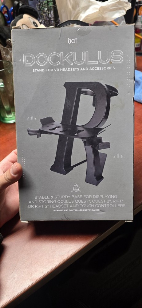 Dockulus stand for VR headsets and accessories