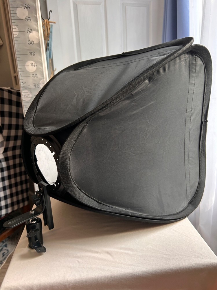 Flash Soft box w/ Hot shoe mount-24"square with relective & soft white-foldable