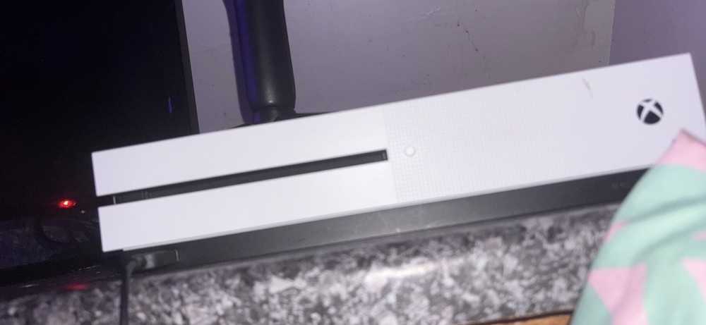 Microsoft Xbox One S White Home Console- controller included (plus 25$ amazon gc