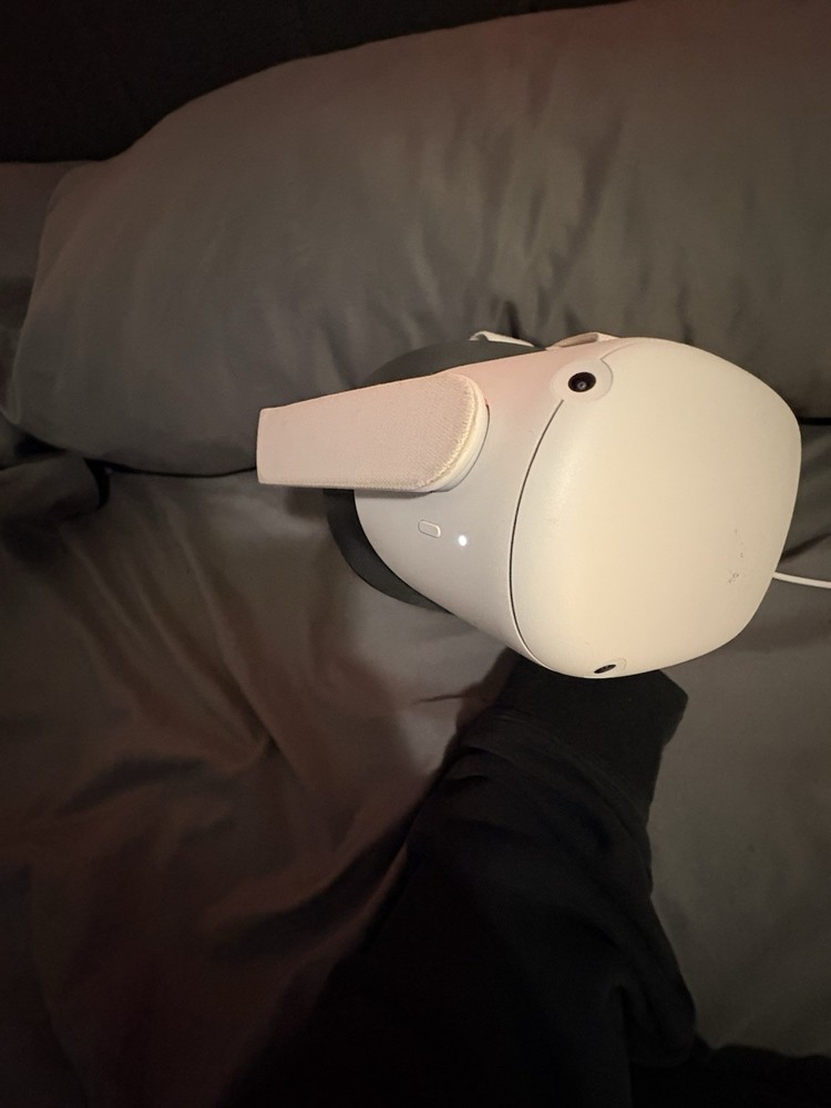 Oculus Quest 2 Fully tested and works perfectly Includes headset and controllers